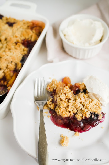 These Peach and Blueberry Crisp is as delicious as it is gorgeous! The recipe is super easy, too! | mynameissnickerdoodle.com