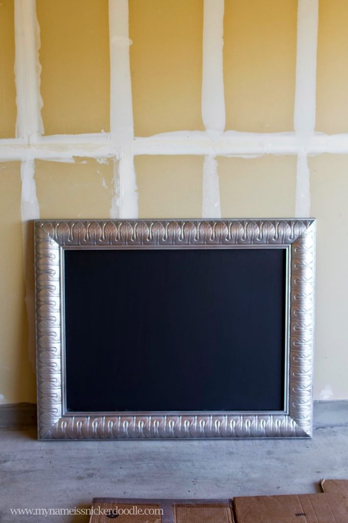 Here's how to turn an old painting into an adorable framed chalkboard!  | My Name Is Snickerdoodle #chalkboard