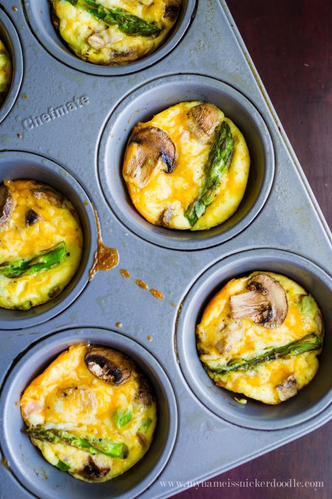 Perfect for an on the go breakfast! These Mini (and Crust-less) Ham and Vegetable Quiche are packed with protein for the perfect healthy breakfast! | mynameissnickerdoodle.com