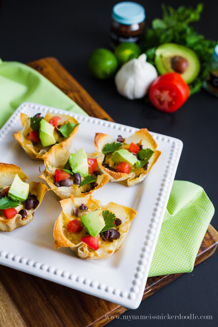 These Green Chili Chicken Enchilada Cups looks soooo good! Super easy to make too! | mynameissnickerdoodle.com