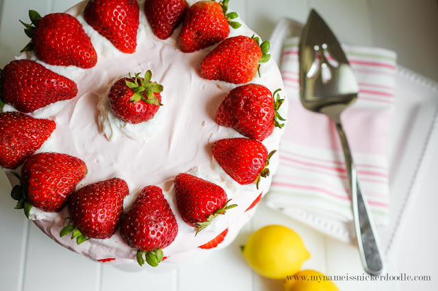 Amazing!!! This Strawberry Lemonade Cake would be perfect for any spring or summer party! | mynameissnickerdoodle.com