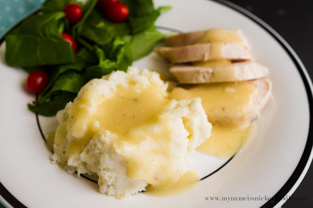 Here's a recipe to take the mystery out of making homemade gravy! Perfect for the holidays and looks so good! | My Name Is Snickerdoodle