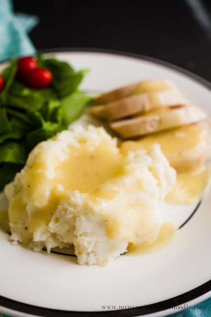 Here's a recipe to take the mystery out of making homemade gravy! Perfect for the holidays and looks so good! | My Name Is Snickerdoodle