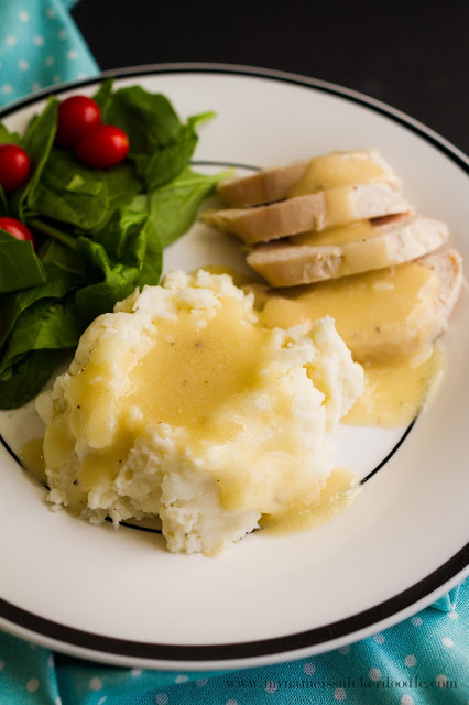 Here's a recipe to take the mystery out of making homemade gravy! Perfect for the holidays and looks so good! | My Name Is Snickerdoodle