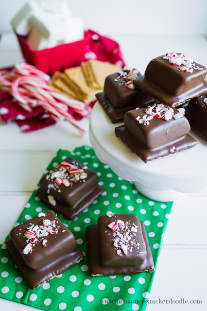 These Peppermint Smores are totally unique and look delish! Such a perfect no bake treat for the holidays that I can make following the step by step video! | mynameissnickerdoodle.com