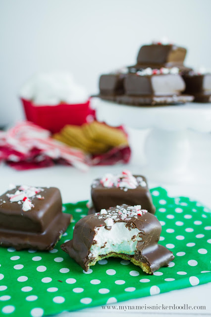 I want these Peppermint Smores! The perfect holiday no bake treat that I can easily make at home with this recipe! | mynameissnickerdoodle.com