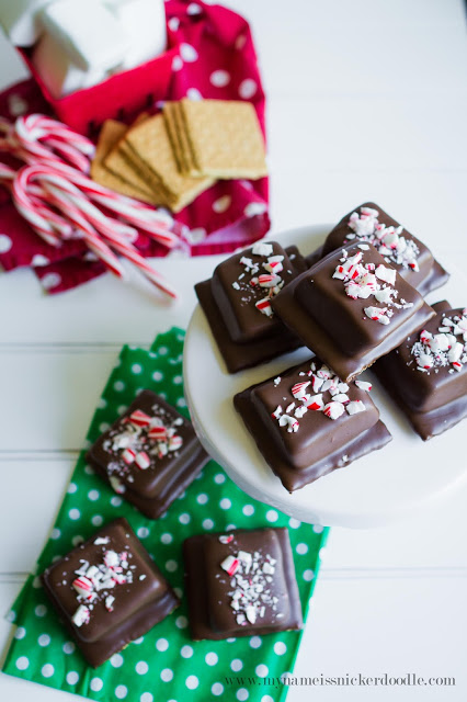 I want these Peppermint Smores! The perfect holiday no bake treat that I can easily make at home with this recipe! | mynameissnickerdoodle.com