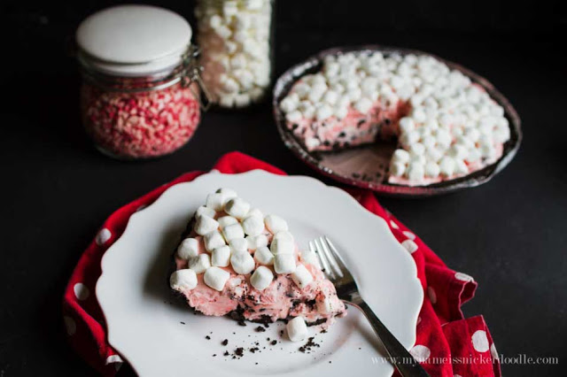 This is such a fun holiday treat that requires no baking! Chocolate Peppermint Marshmallow Pie! | My Name Is Snickerdoodle