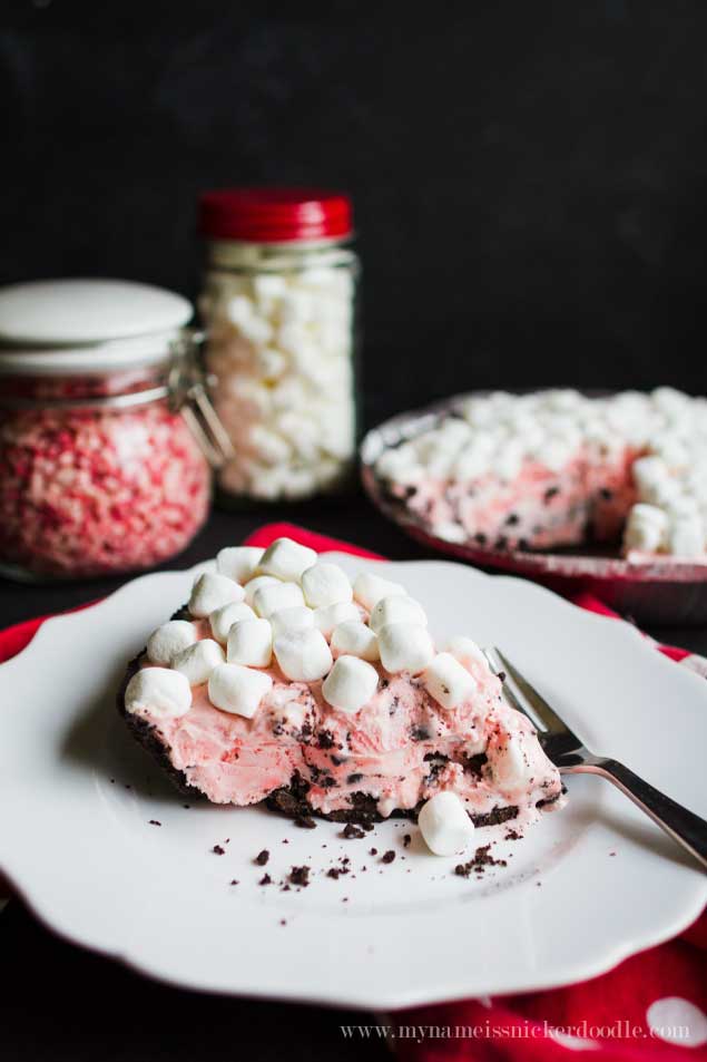 This is such a fun holiday treat that requires no baking! Chocolate Peppermint Marshmallow Pie! | My Name Is Snickerdoodle
