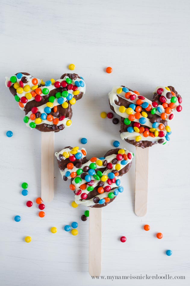 What a fun Disney treat! These Chocolate Dipped Mickey Mouse Rice Crispy Treats can be made at home! | mynameissnickerdoodle.com