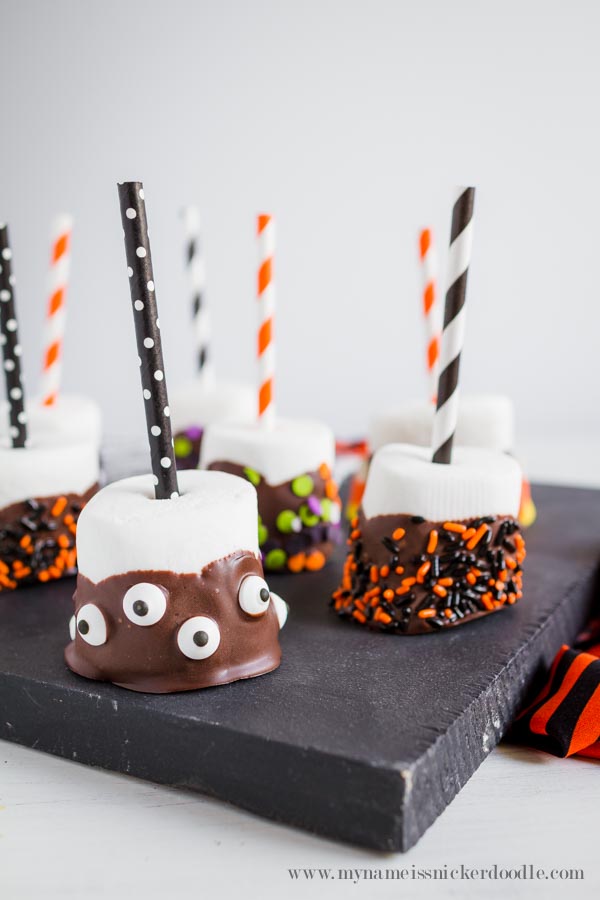 These Halloween Marshmallow Pops are super cute and easy to make! | mynameissnickerdoodle.com