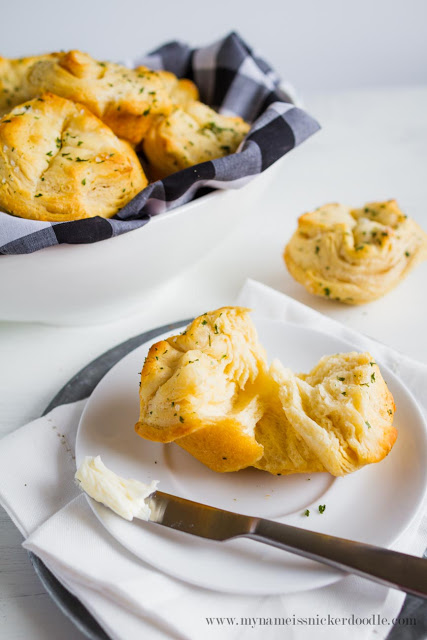 Super easy and delicious Garlic Butter Dinner Rolls! Made in under 15 minutes! | mynameissnickerdoodle.com