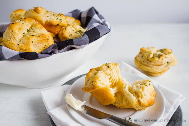Super easy and delicious Garlic Butter Dinner Rolls! Made in under 15 minutes! | mynameissnickerdoodle.com