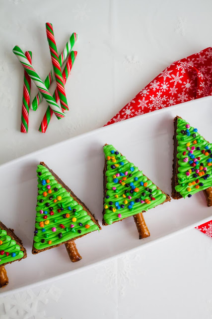 These are simply adorable! Christmas Trees made out brownies! Serve these for your next holiday party! | mynameissnickerdoodle.com