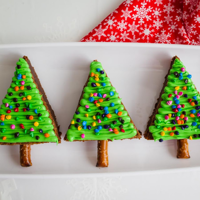 These are simply adorable! Christmas Trees made out brownies! Serve these for your next holiday party! | mynameissnickerdoodle.com