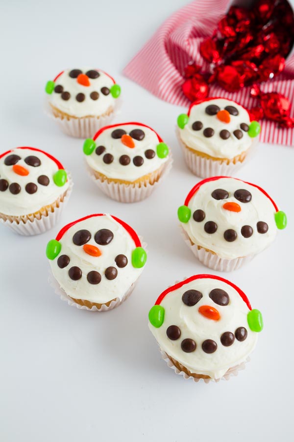 Adorable Snowman Cupcakes! So fun to make with the kids! | mynameissnickerdoodle.com