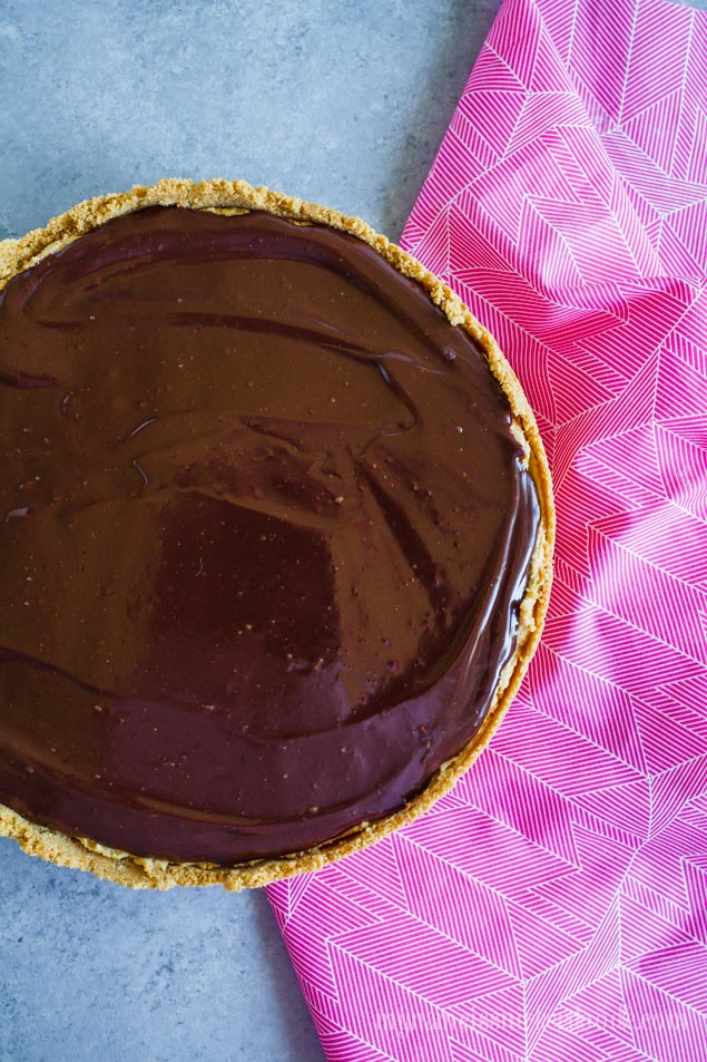 Peanut Butter Pie made with a peanut butter cookie crust and topped with chocoalte ganache! A perfect NO BAKE dessert! | mynameissnickerdoodle.com